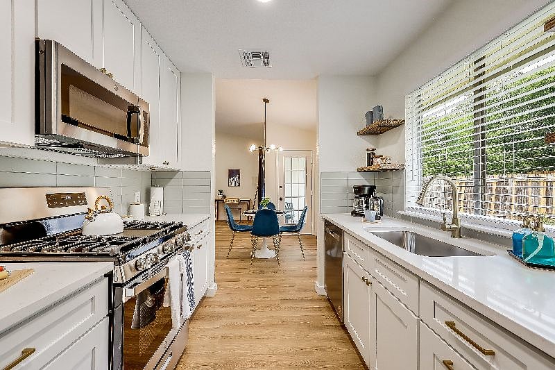 Kitchen and Dining area - Prepare your gourmet meals in this fully remodeled kitchen with your groceries from HEB Grocers (3 Minute Drive), Whole Foods (3 Minute Drive), or Costco (8 Minute Drive).