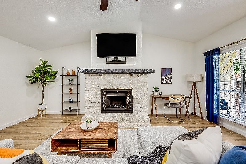 Living Area - Sit down and relax with your friends prior to heading downtown to the Rainey Street and 6th Street bars and restaurants for the libations and live music.