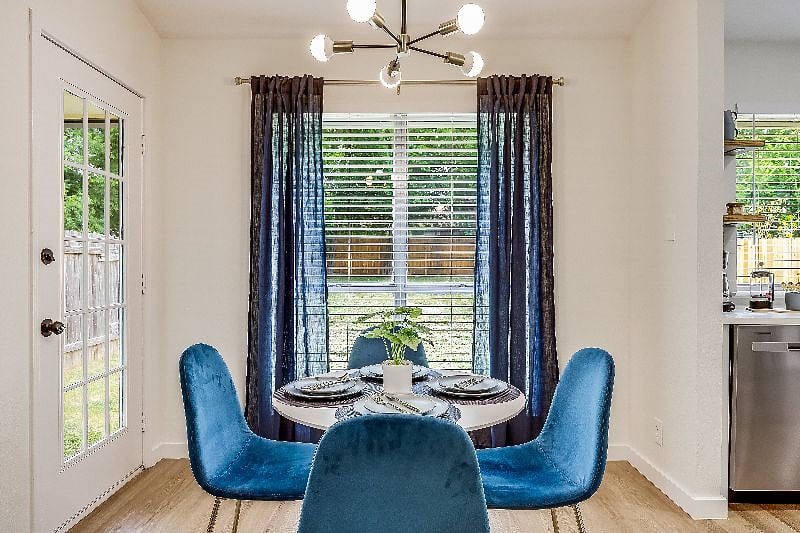 Dining Area - Enjoy your meals while looking at the birds visiting the trees in the backyard.