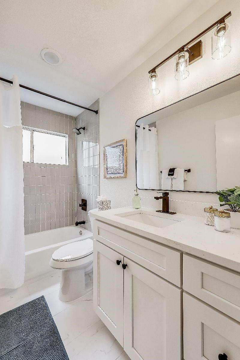 Additional bathroom with bathtub for a relaxing soak complete with shampoo, conditioner, and body wash, provided for your convenience.