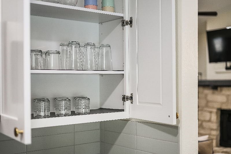 Fully stocked kitchen with all the necessary eating and drinking ware and children's dinnerware.