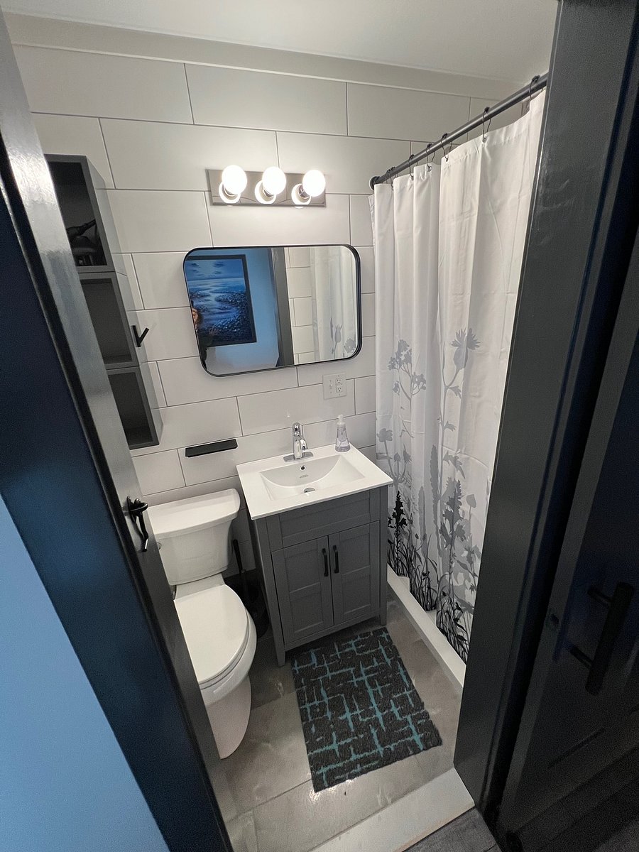 Ensuite full bathroom