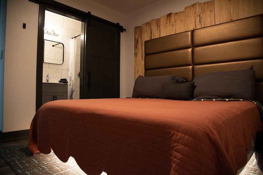 King sized bedroom has en-suite bathroom