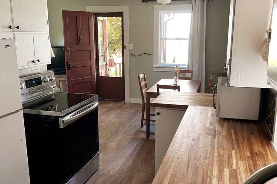 Equipped with microwave, oven/stove, and refrigerator/freezer.