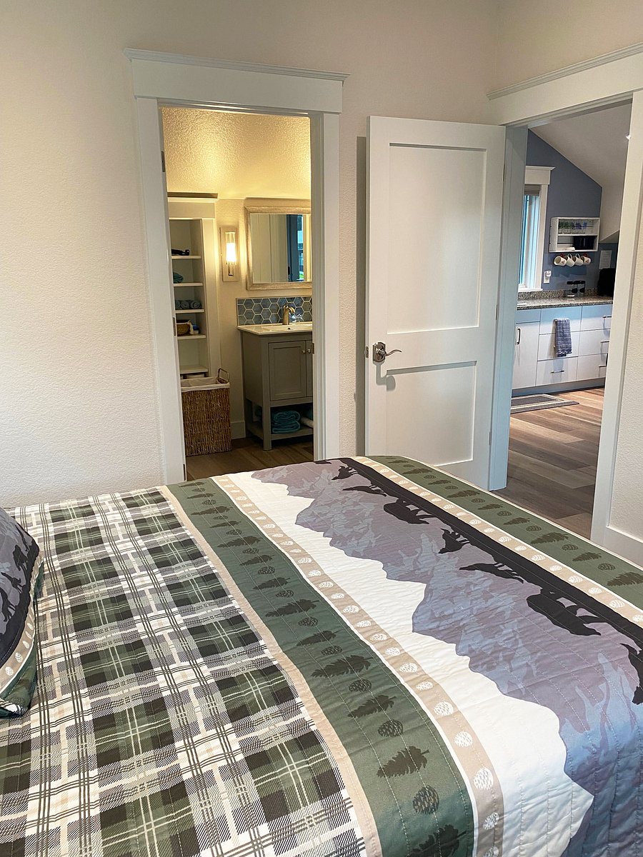 Bedroom with access to bathroom