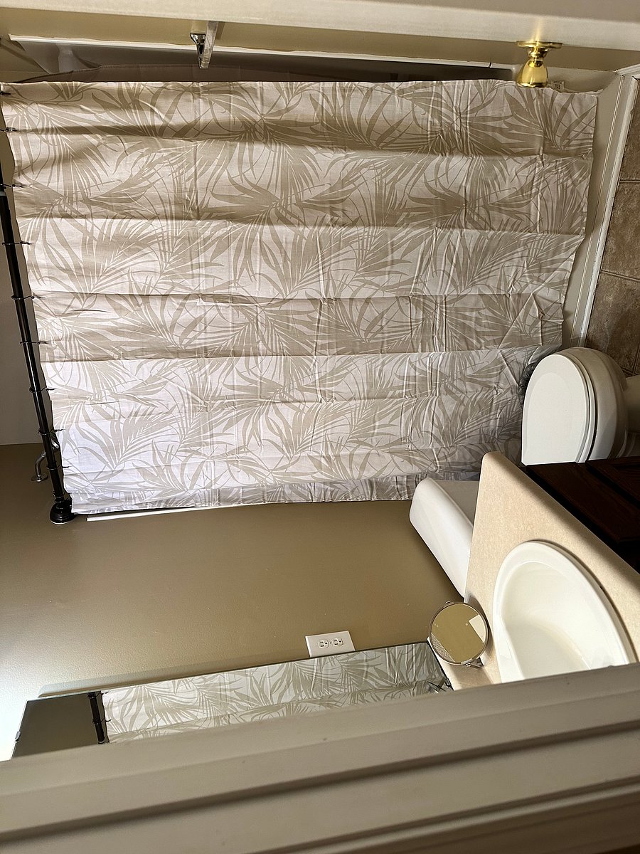 Shared bathroom (1st pic).
