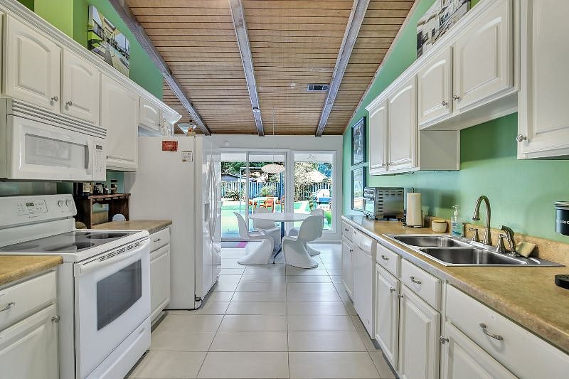 Furnished Finder property 558552_1 photo 17