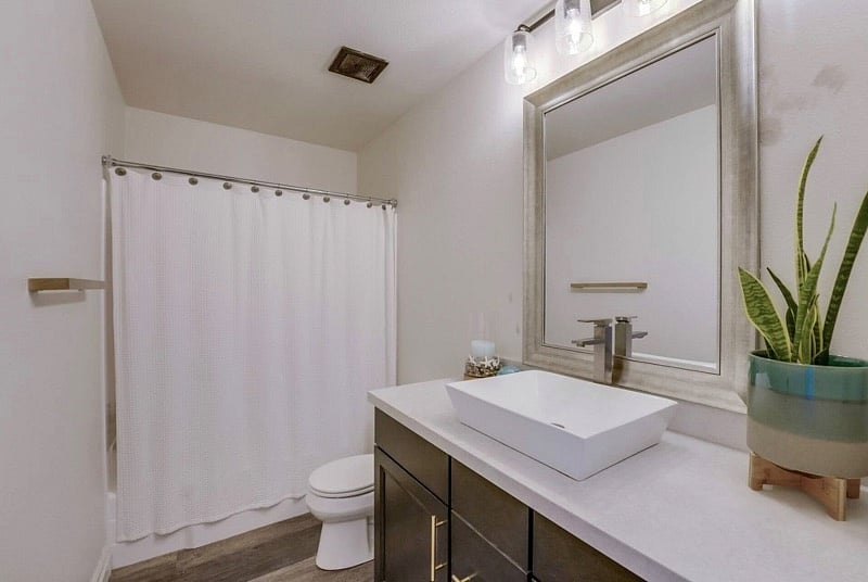 Guest's bathroom