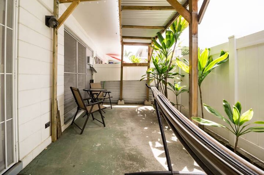 Enjoy the spacious lanai (back patio). This is a rarity in central Honolulu. You're welcome to use the table for workspace, or the hammock to relax. Extra space on the lanai to store outdoor/beach gear.