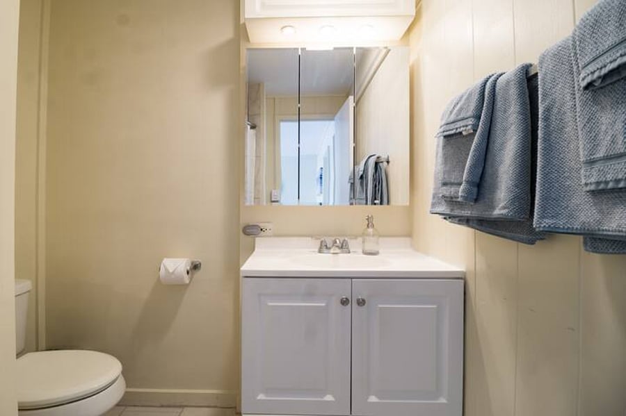 2 sets of towels are provided for each guest, as well as 1 extra set of linens if youd like to clean your beddings. Hair dryer provided in the bathroom vanity cabinet.