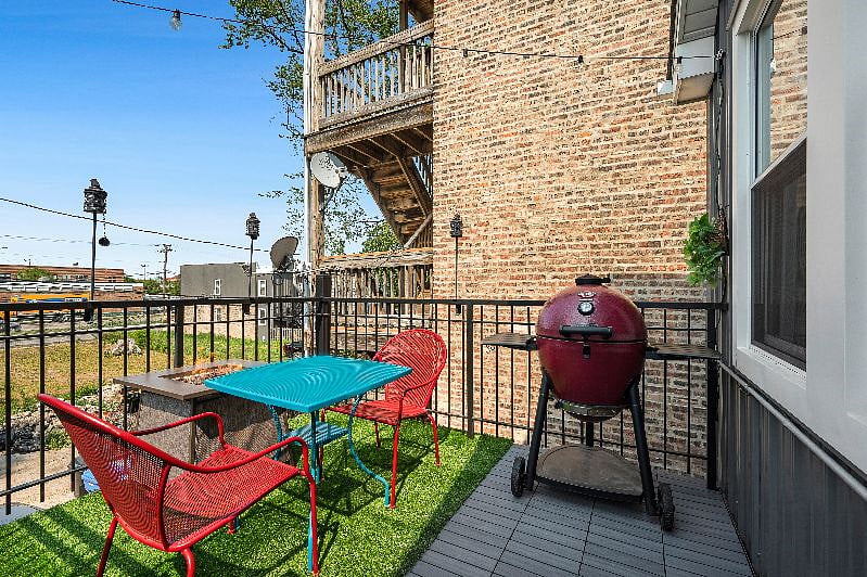 Fun & colorful dining table, seating for 2, fire pit (propane provided!), and Akorn charcoal grill for the best flavor. The private patio is a peaceful hangout spot perfect for enjoying nice weather in the city!