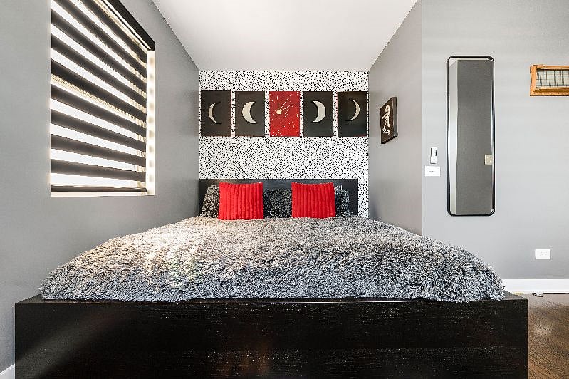 KING BED with comfy Purple mattress, smart TV, plenty of closet space, smart blackout shades. The perfect relaxing space for your stay!