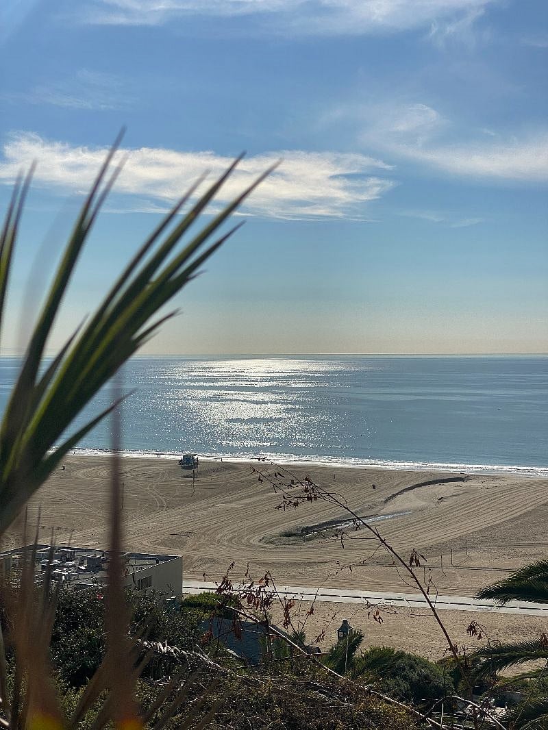 Ocean view 6 blocks away!