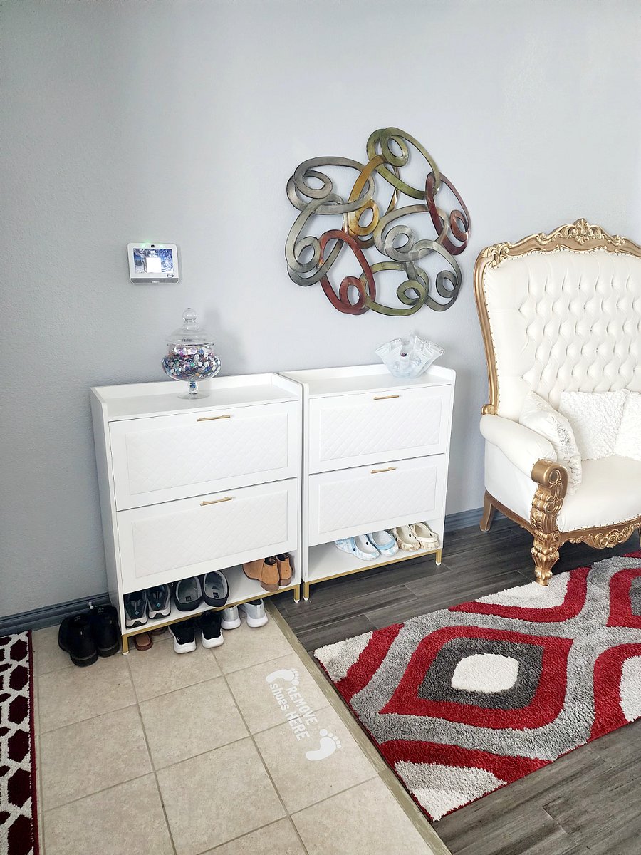 Shoe cabinet for guests