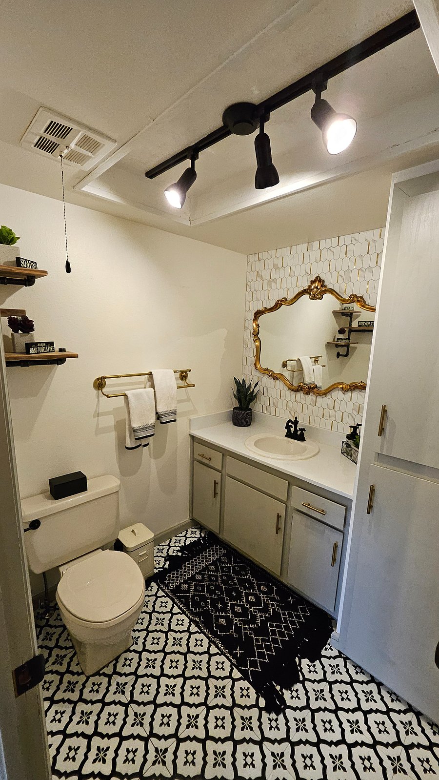 Additional powder room