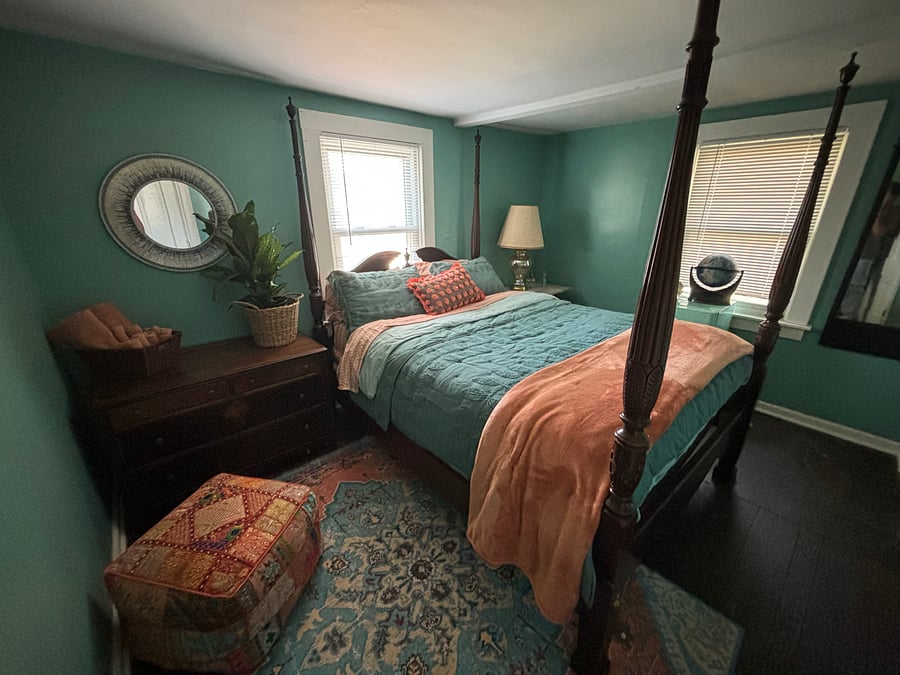 Bedroom 1 - Teal Room (Queen Bed) - $750/month
Occupancy 1
Fully furnished
Complete house privileges