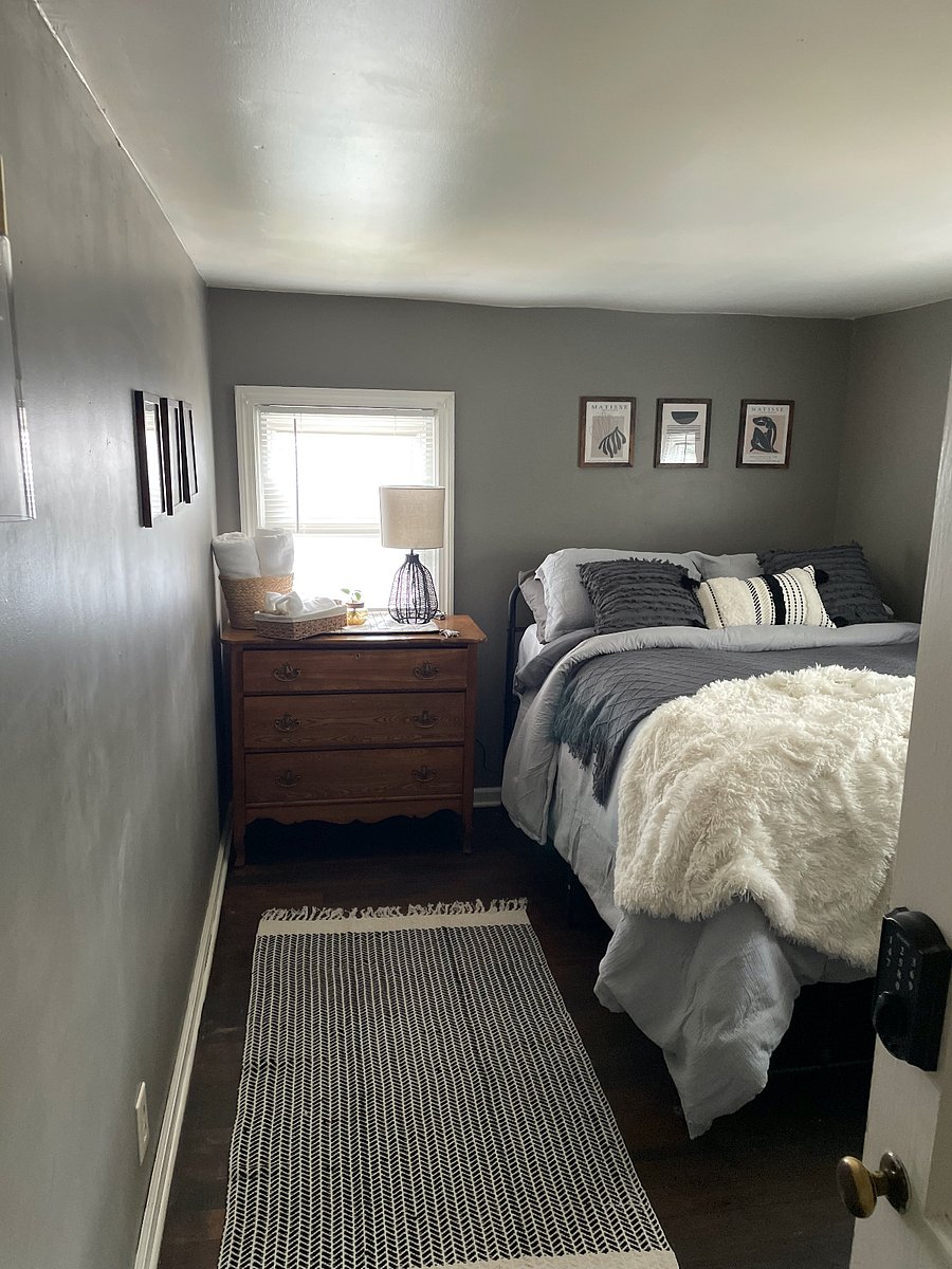 Bedroom 3 - Grey Room (Queen Bed) - $700/month
Occupancy 1
Fully furnished
Complete house privileges