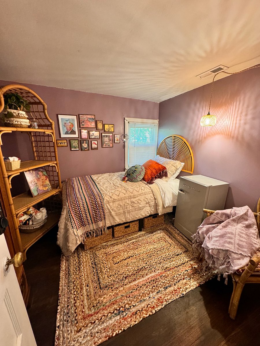 Bedroom 4 - Purple Room (Twin Bed) - $600/month
Occupancy 1
Fully furnished
Complete house privileges