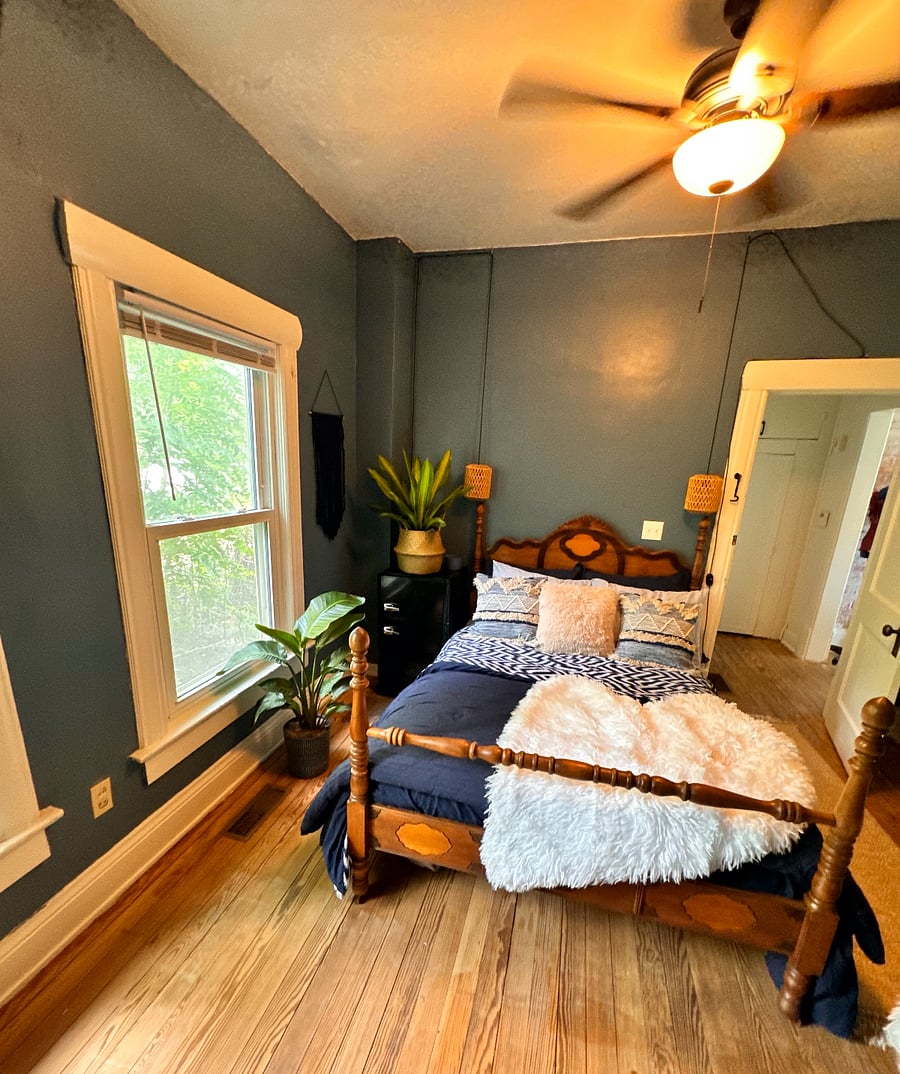 Bedroom 2 - Blue Room (Full Bed) - $750/month
Occupancy 1
Fully furnished
Complete house privileges