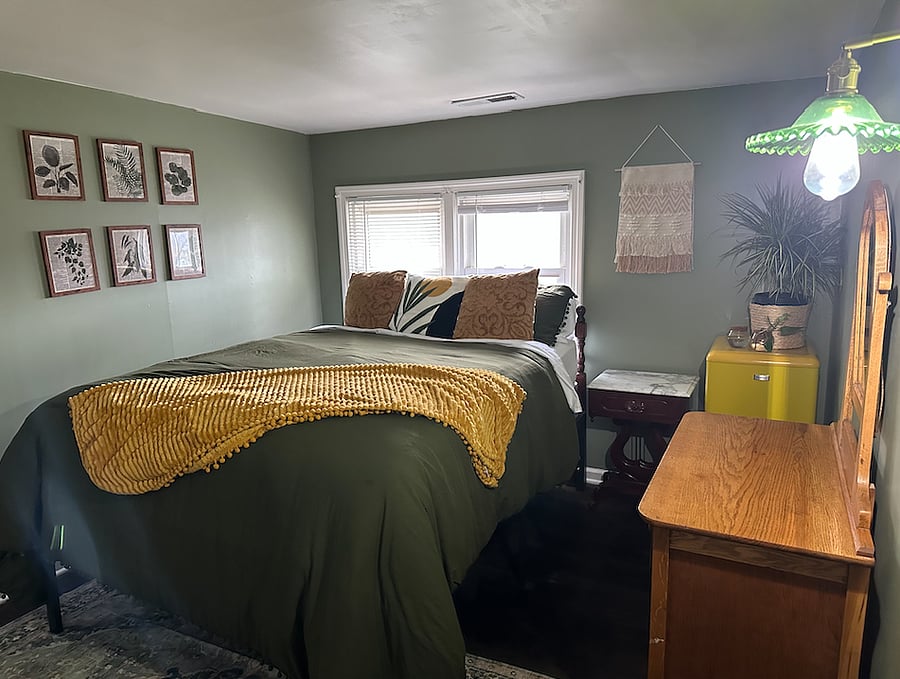 Bedroom 6 - Green Room (Queen Bed) - $700/month
Occupancy 1
Fully furnished
Complete house privileges