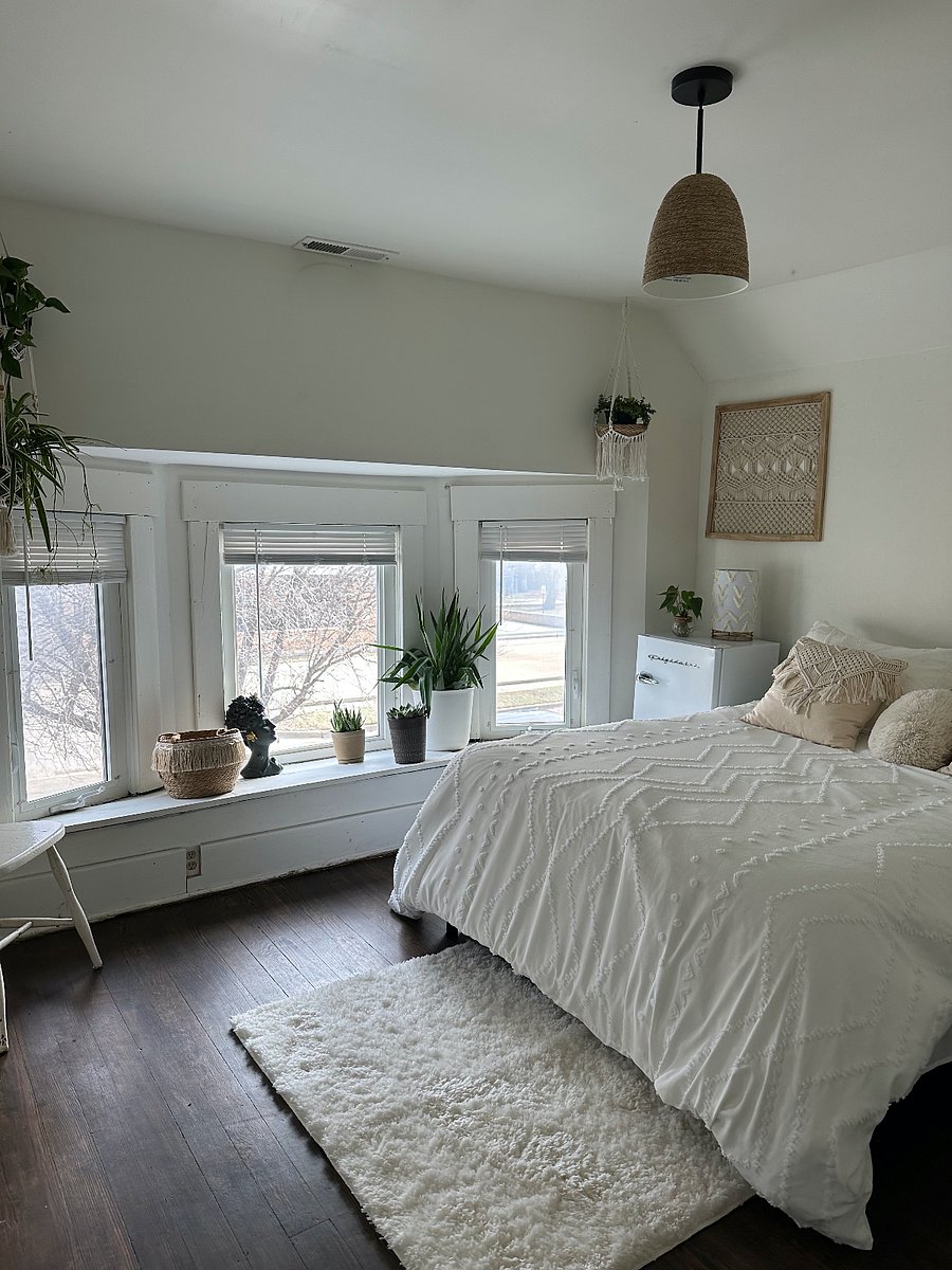 Bedroom 5 - White Room (Queen Bed) - $750/month
Occupancy 1
Fully furnished
Complete house privileges