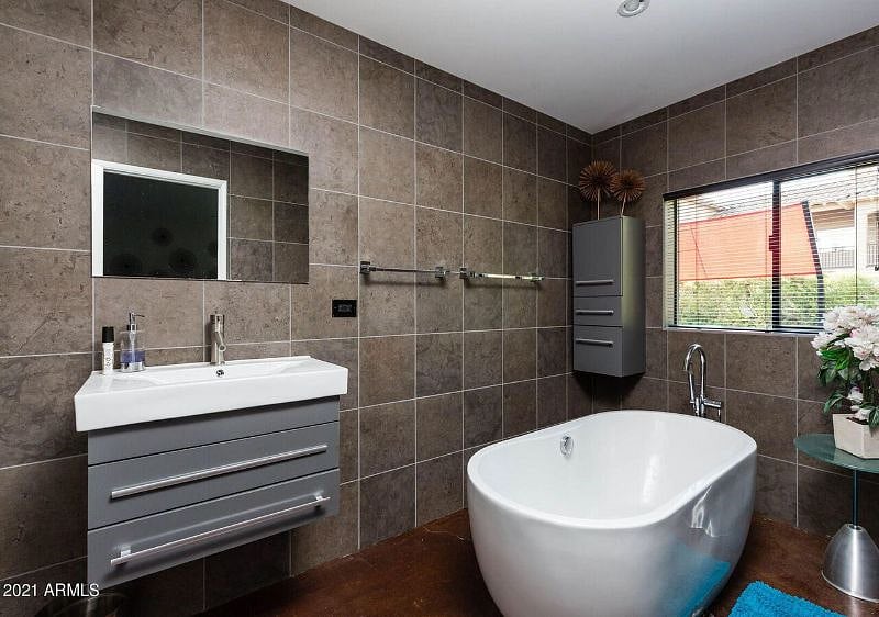 2nd Master Bedroom Bath with standalone tub
