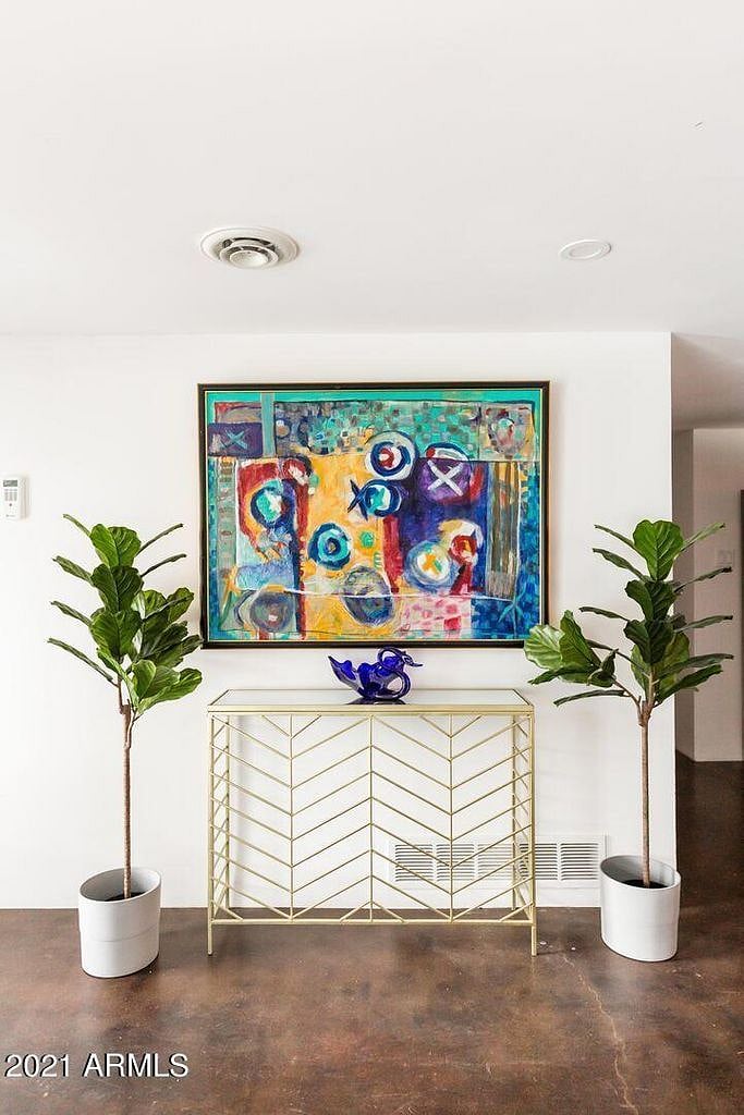 Entryway art to start your vacation stay off right in style !