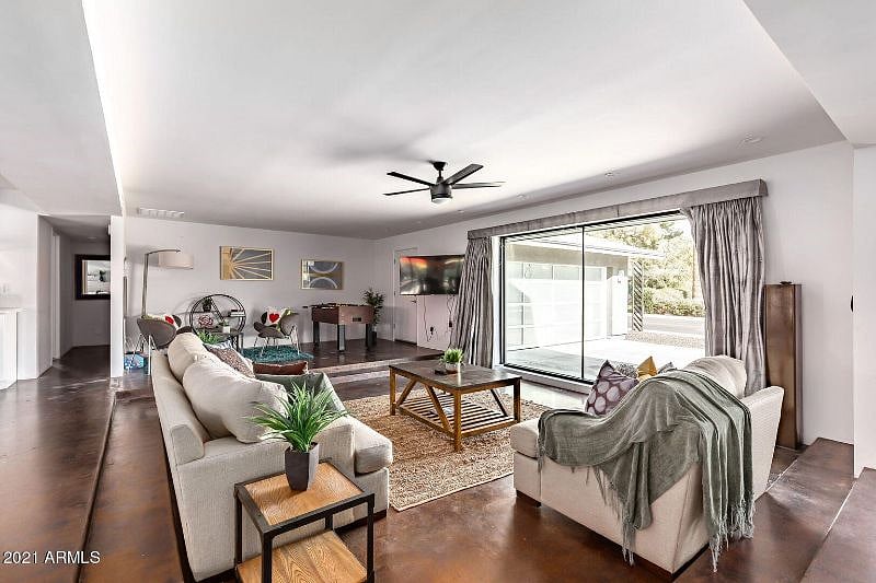 Bright Open Concept living room/kitchen flow great for connecting with friends & family while on holiday.