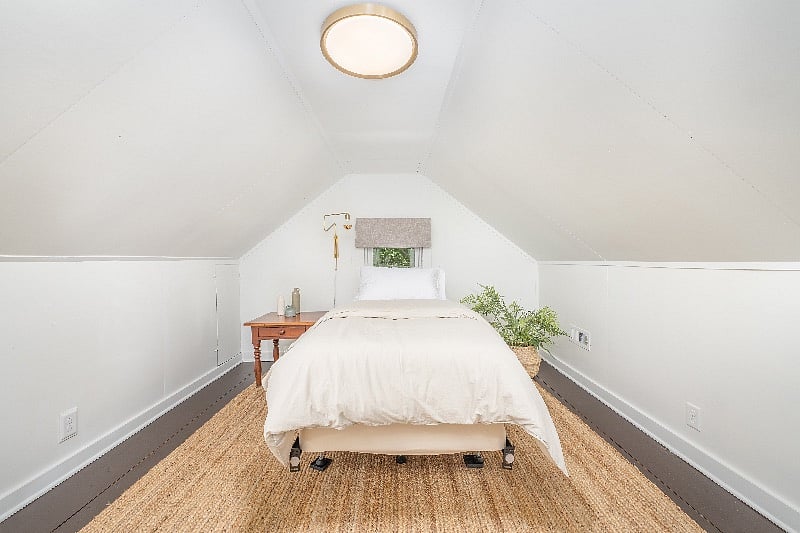 Second floor bedroom with twin bed.