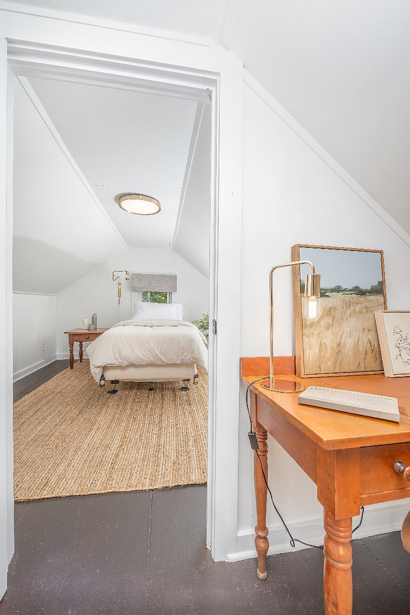 Second floor bedroom with twin bed.