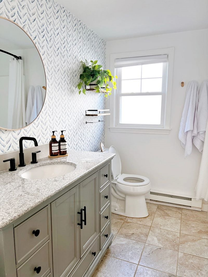 Updated full bathroom with tub
