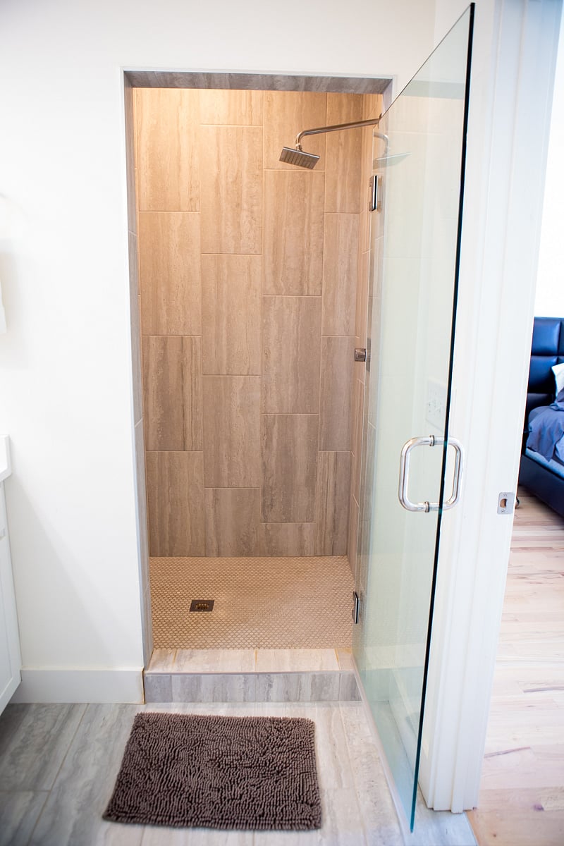 Large walk in shower that can fit 2 people with a seat.