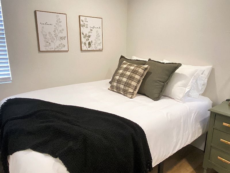 Brand new queen hybrid mattress, equipped with luxurious bed linens for a hotel-like feel. 