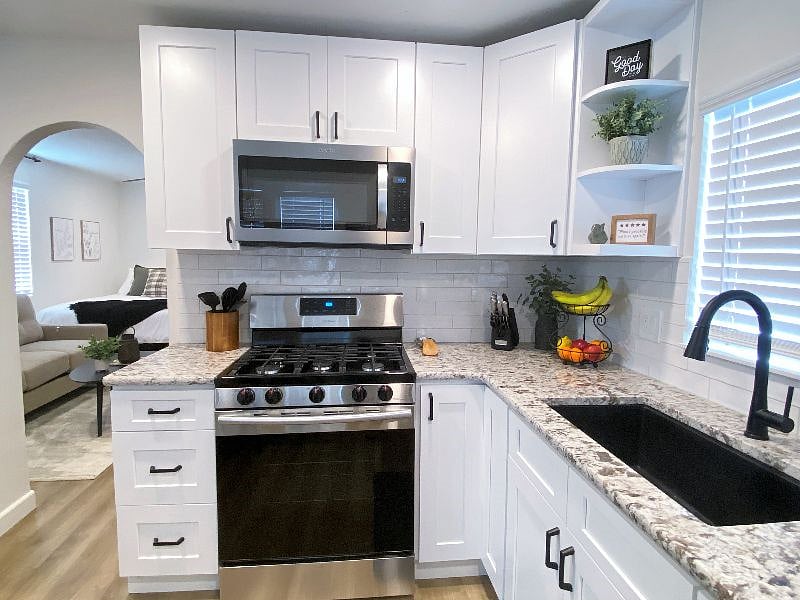 Fully stocked kitchen, including all cookware, bakeware, and pantry staples. 