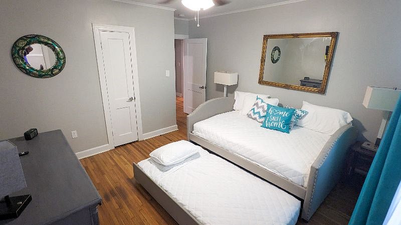 Middle Room: Double with pull out