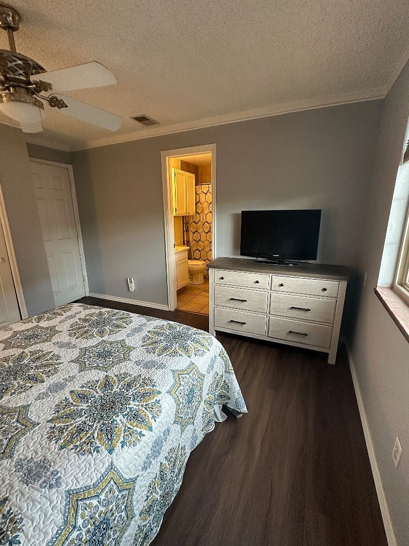 Primary Bedroom (queen bed)