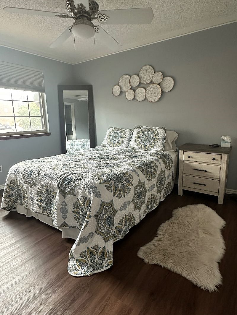 Primary Bedroom (queen bed)