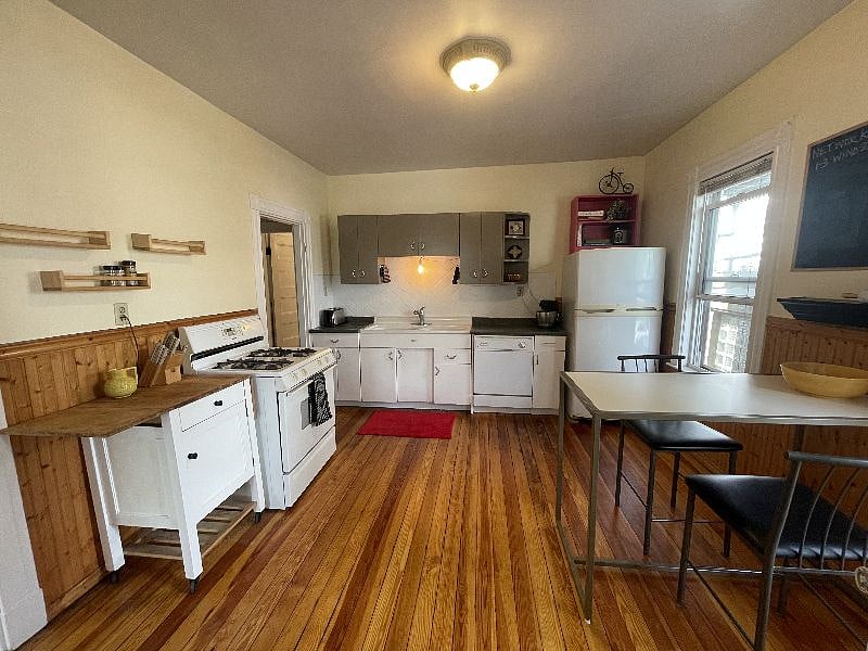 sunny eat-in kitchen