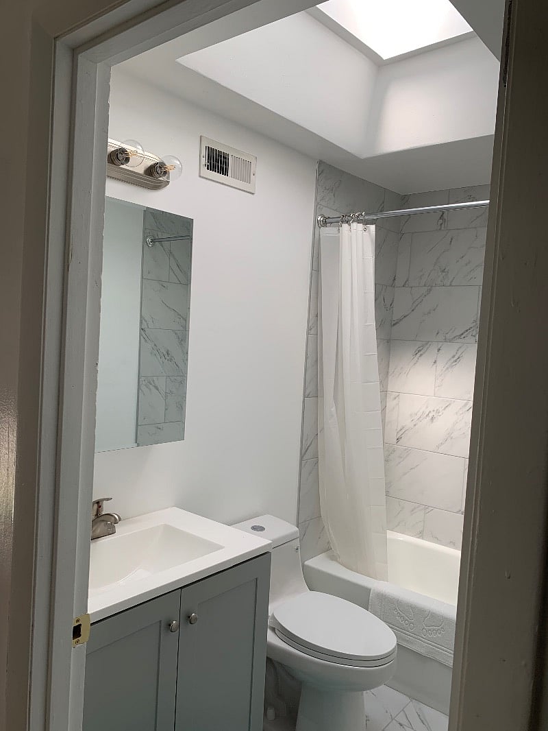 Up stairs full bathroom 