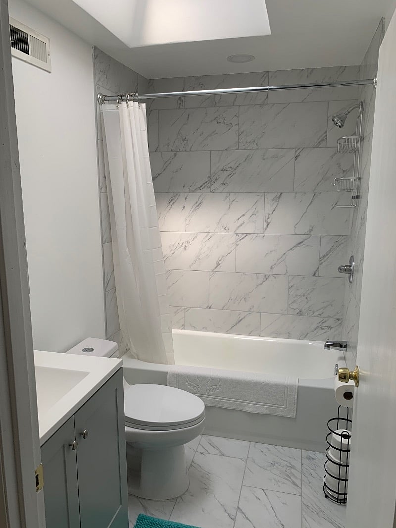 Upstairs full bathroom 