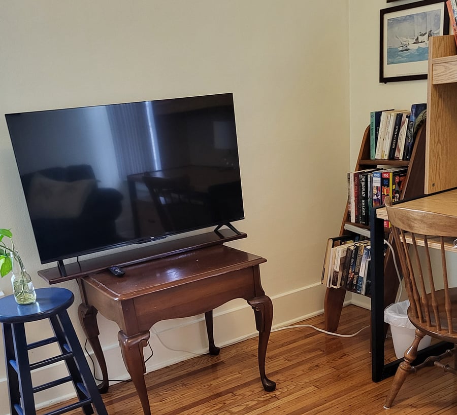 Bright and welcoming living space with a comfortable layout for relaxing or working.