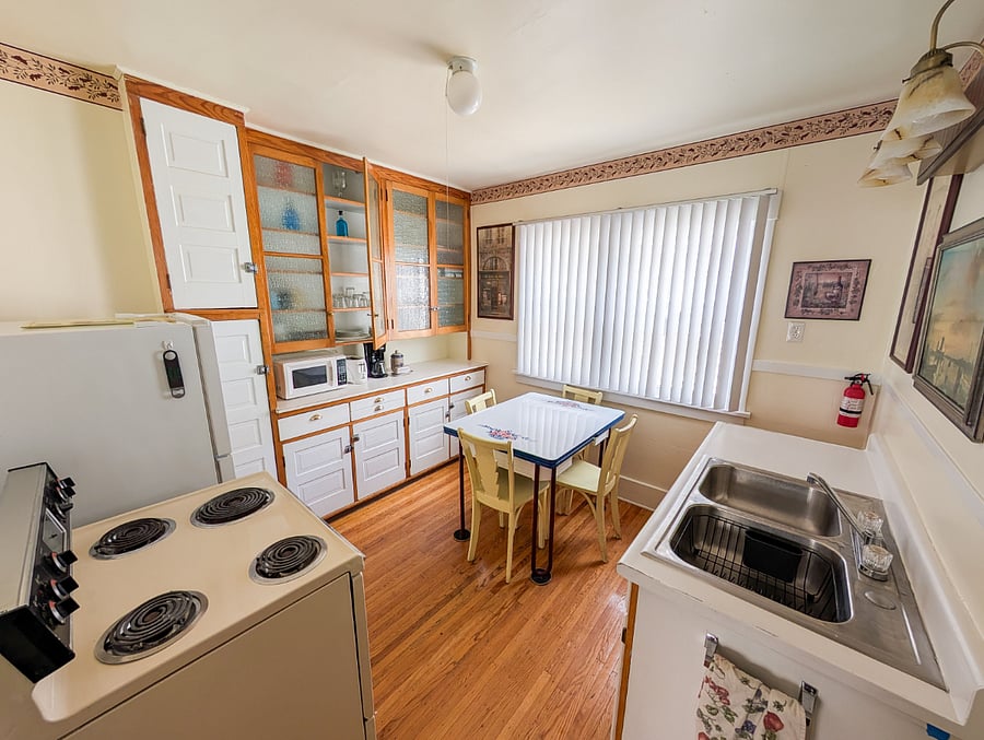 Clean and functional eat-in kitchen.