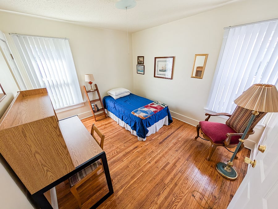 Bedroom #2
Comfortable twin bedroom, perfect as a guest room, office, or reading nook.