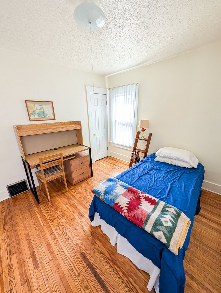 Bedroom #2
Comfortable twin bedroom, perfect as a guest room, office, or reading nook.