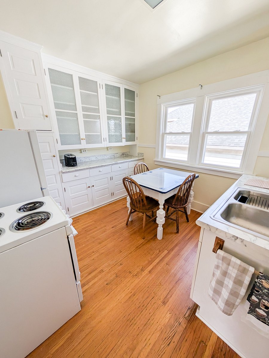 Clean and functional eat-in kitchen.