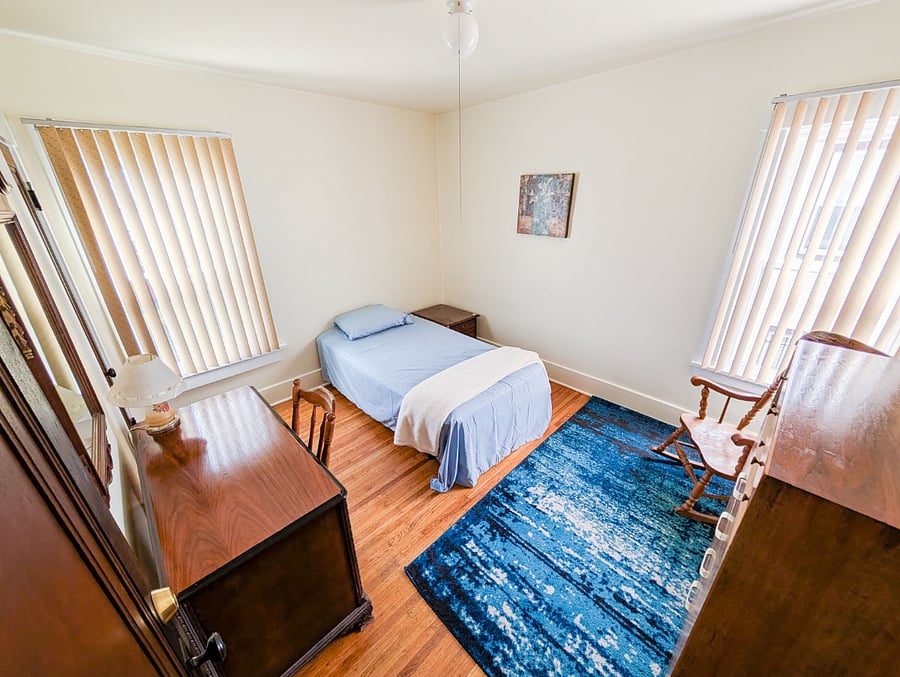 Bedroom #2
Comfortable twin bedroom, perfect as a guest room, office, or reading nook.
