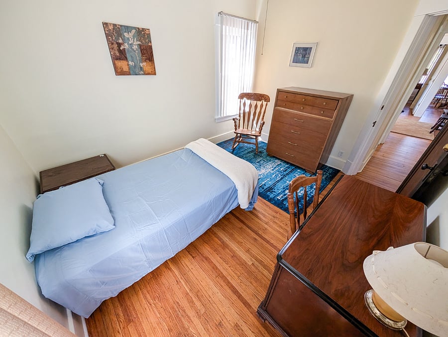 Bedroom #2
Comfortable twin bedroom, perfect as a guest room, office, or reading nook.