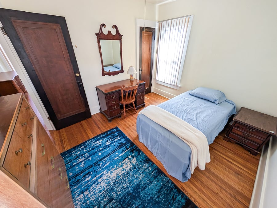 Bedroom #2
Comfortable twin bedroom, perfect as a guest room, office, or reading nook.