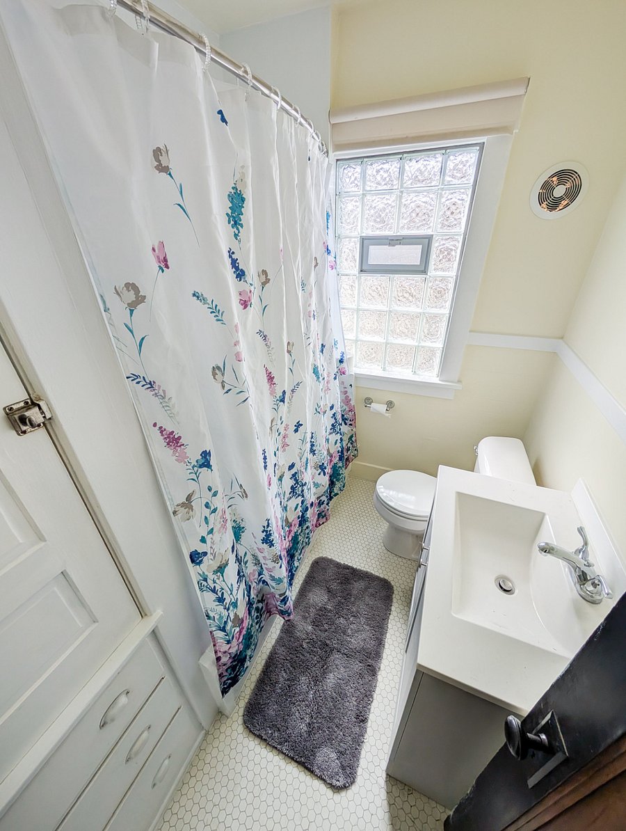Clean and modern full bathroom with a tub/shower combo.