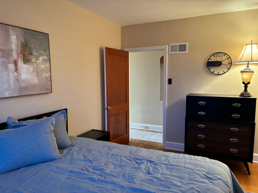 Bedroom 2- queen